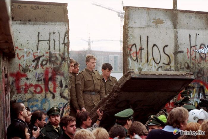 Архивные кадры из истории Берлинской стены (17 фото)