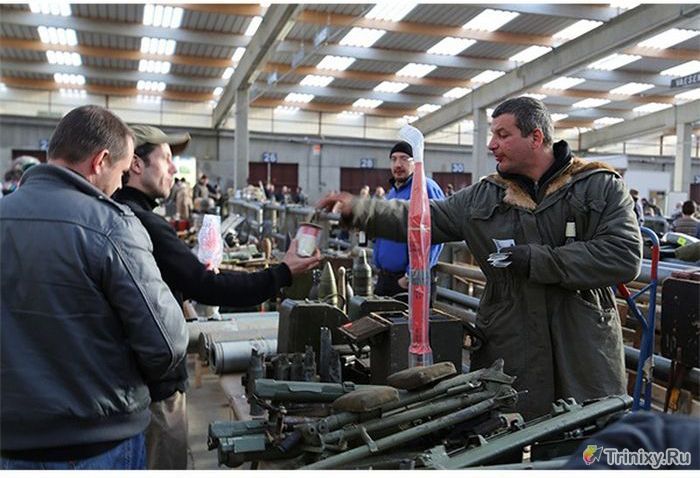 Необычный бельгийский рынок оружия (22 фото)