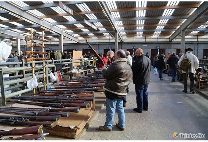 Необычный бельгийский рынок оружия (22 фото)