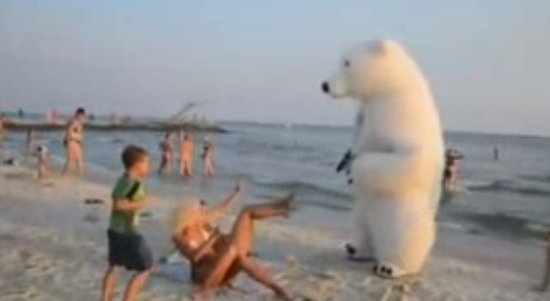 Позитивный Медвед троллит девушек на пляже