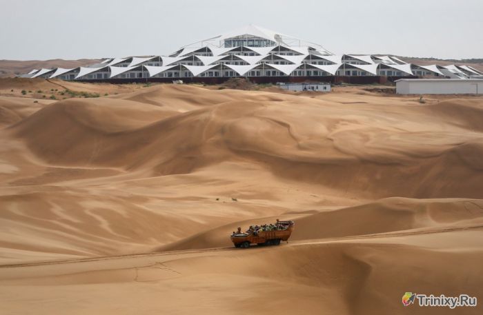 Удивительный отель-оазис посреди пустыни (28 фото)