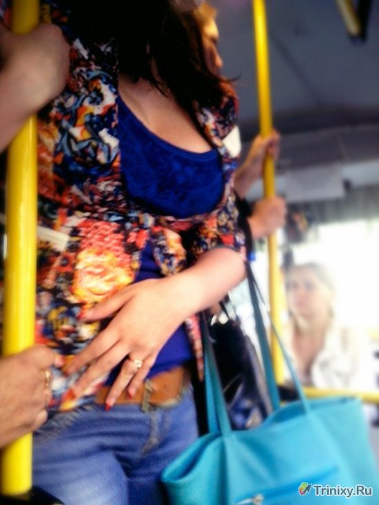Надо уступать место девушкам в транспорте (3 фото)