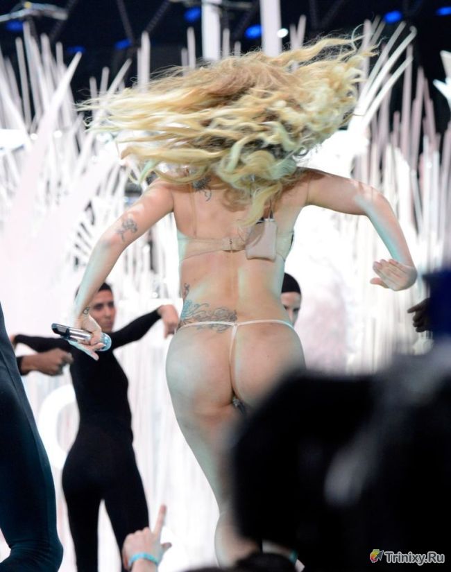 Леди Гага выступила на сцене в стрингах (10 фото)