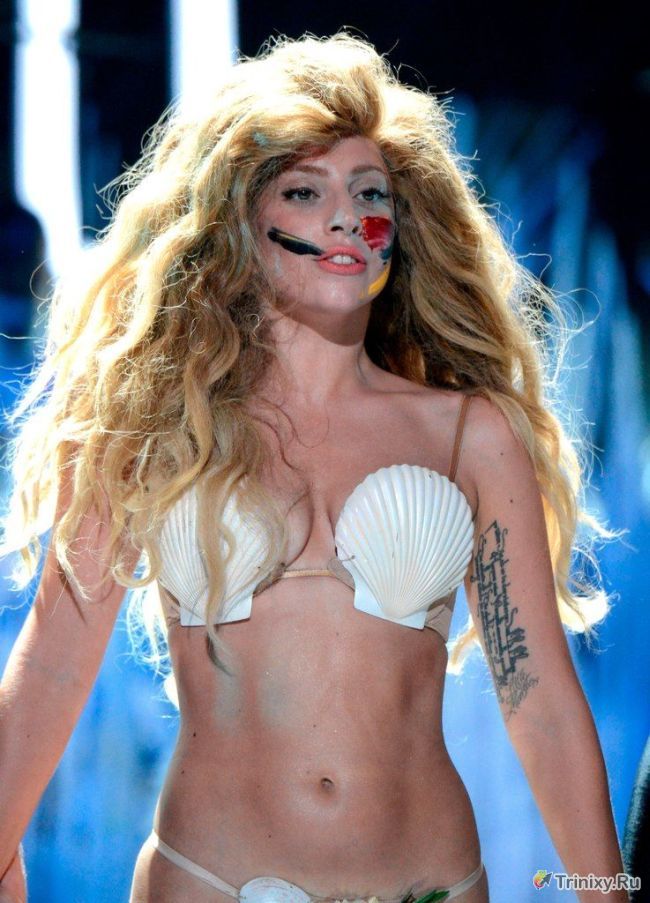 Леди Гага выступила на сцене в стрингах (10 фото)