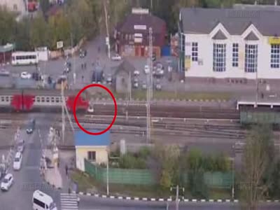 Электричка протаранила автомобиль под Подольском (3.6 мб)