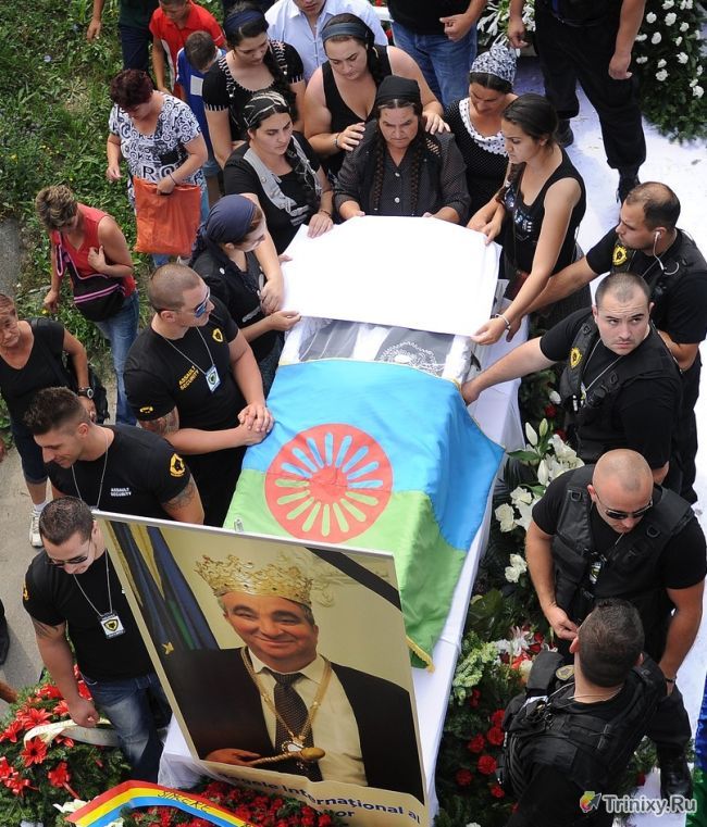 Шикарные похороны короля цыган (21 фото)