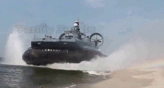 Десантный корабль Зубр покинул пляж