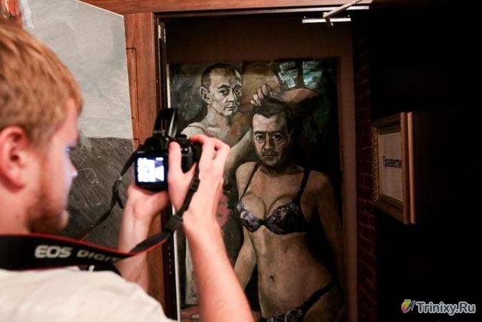Полиция закрыла музей из-за картины Путина и Медведева (3 фото)