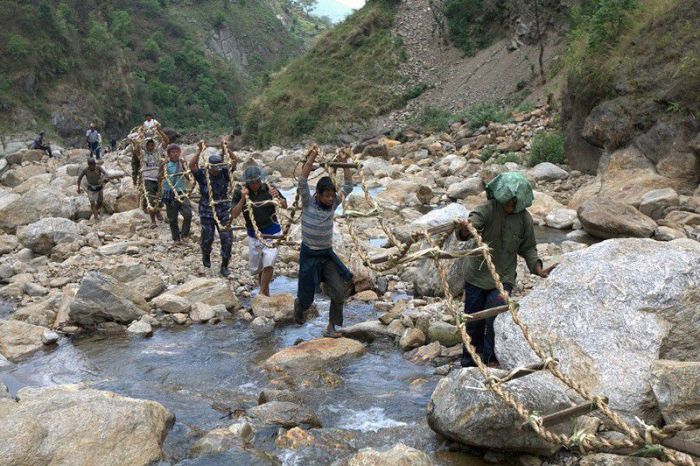 Опасная работа в Непале (24 фото)