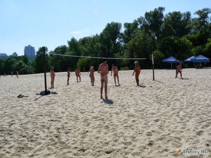 Фотоотчет с нудистского пляжа в Киеве (32 фото)
