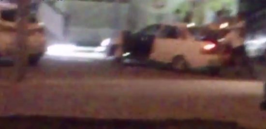 Девушку силой запихнули в багажник Девушку силой запихнули в багажник