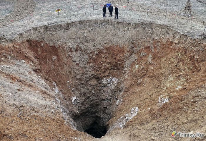 Провалы земной поверхности и глубокие котлованы (65 фото)