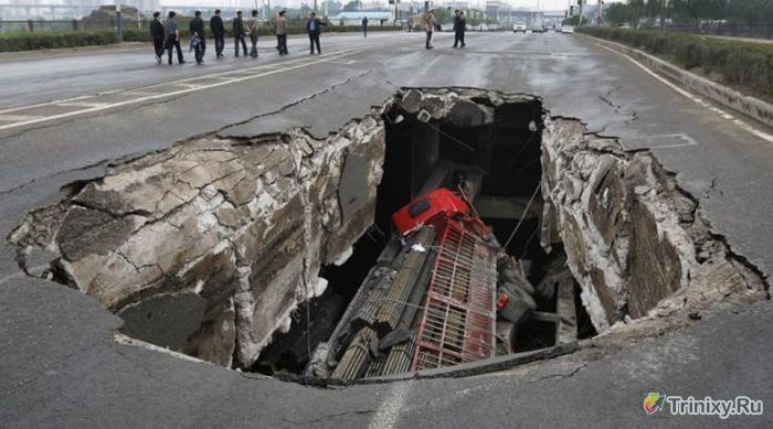 Провалы земной поверхности и глубокие котлованы (65 фото)