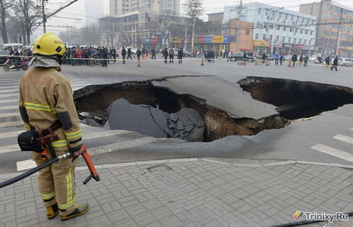 Провалы земной поверхности и глубокие котлованы (65 фото)