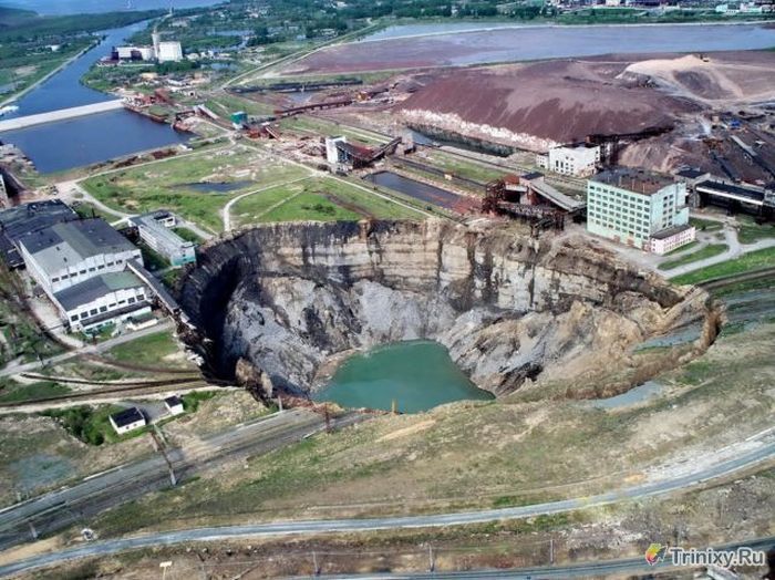 Провалы земной поверхности и глубокие котлованы (65 фото)