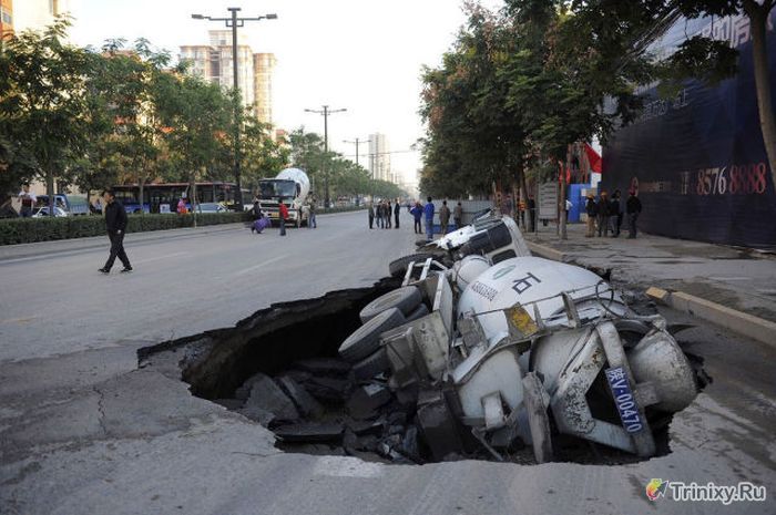 Провалы земной поверхности и глубокие котлованы (65 фото)