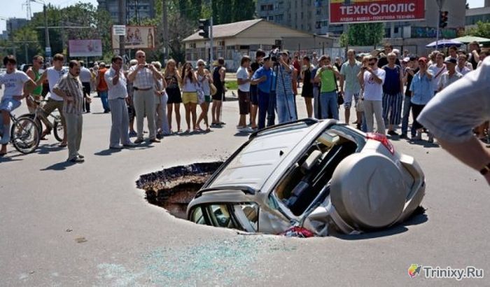 Провалы земной поверхности и глубокие котлованы (65 фото)