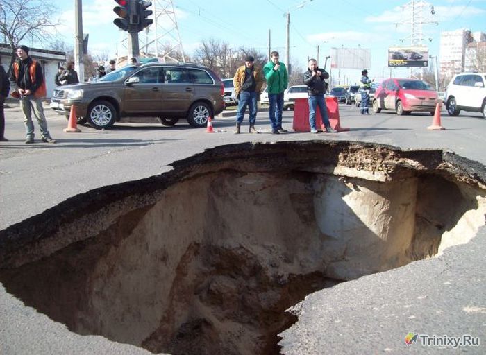 Провалы земной поверхности и глубокие котлованы (65 фото)