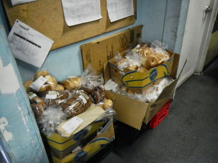 Рацион питания в американской столовой для бездомных (26 фото)