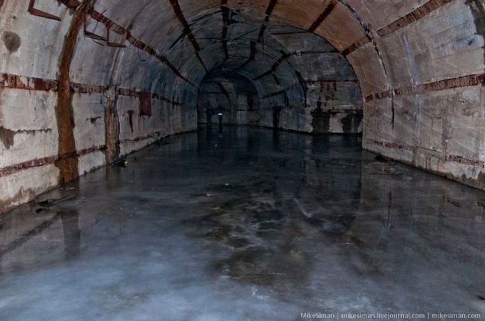Подземная база-укрытие для подлодок (33 фото)