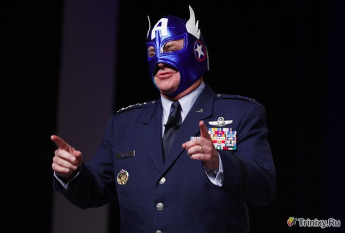 Начальник штаба ВВС США с чувством юмора (2 фото)