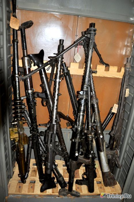 Склад оружия в подвале музея Великой Отечественной войны (11 фото)