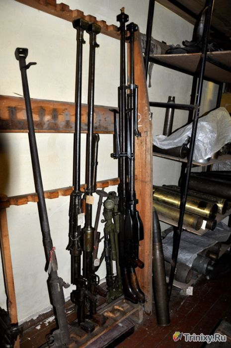 Склад оружия в подвале музея Великой Отечественной войны (11 фото)
