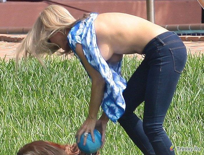 Джоана Крупа засветила грудь, играя с собачкой (5 фото)