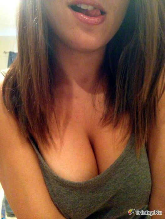Сексуальные девушки фотографируют свою грудь (32 фото)