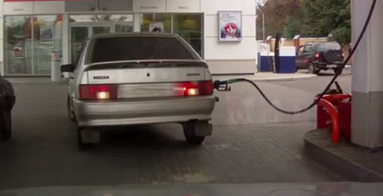 Девушка-водитель заехала на заправку...