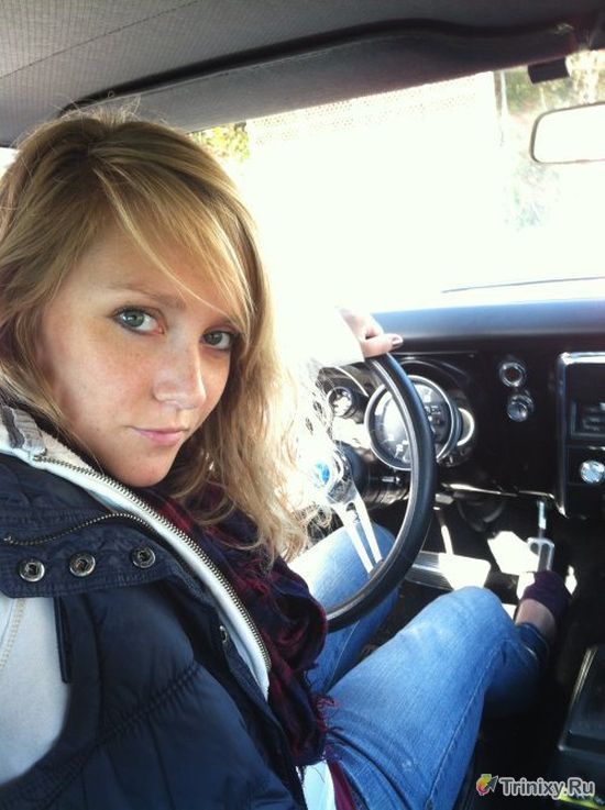 Девушки фотографируют себя в автомобиле (29 фото)