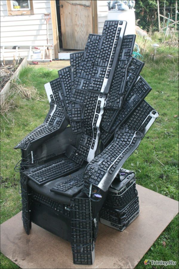Крутой трон из клавиатур (6 фото)