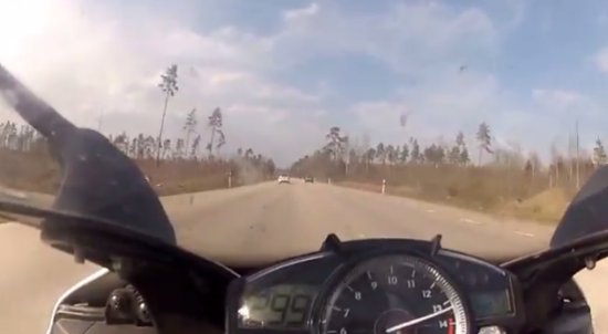 Спортбайк Yamaha R1 против суперкара Mercedes SL63 AMG