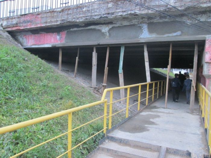 Эпический ремонт путепровода в Химках (2 фото)