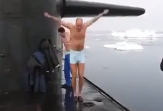 Экипаж подводной лодки решил искупаться в бодрящей водичке
