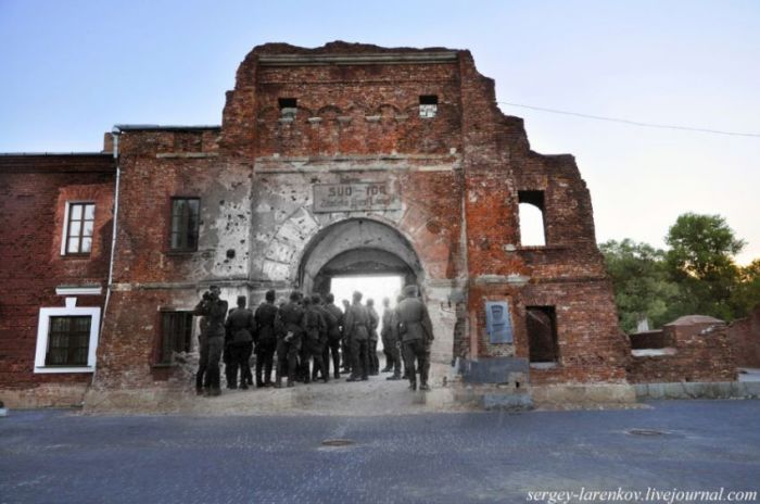 Брестская крепость "тогда и сейчас" (27 фото)