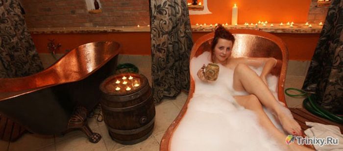 Симпатичные девушки принимают пивные ванны (50 фото)