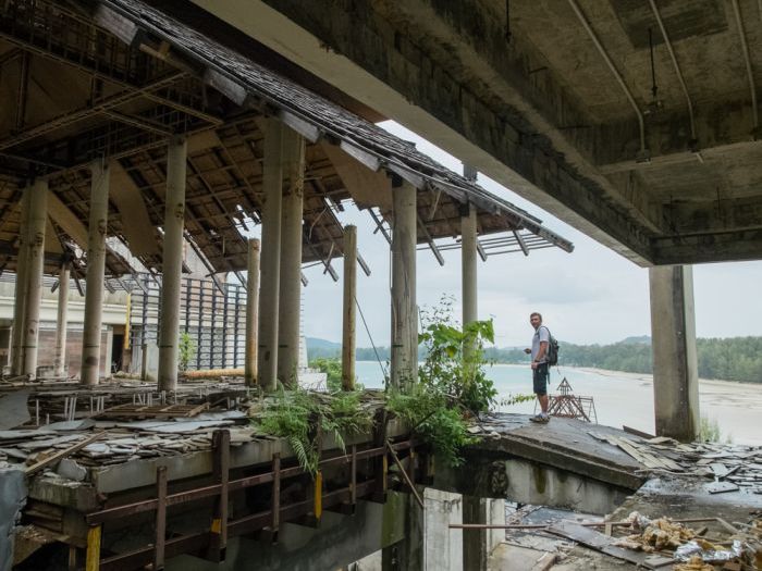Заброшенный шикарный отель на берегу острова Пхукет (30 фото)