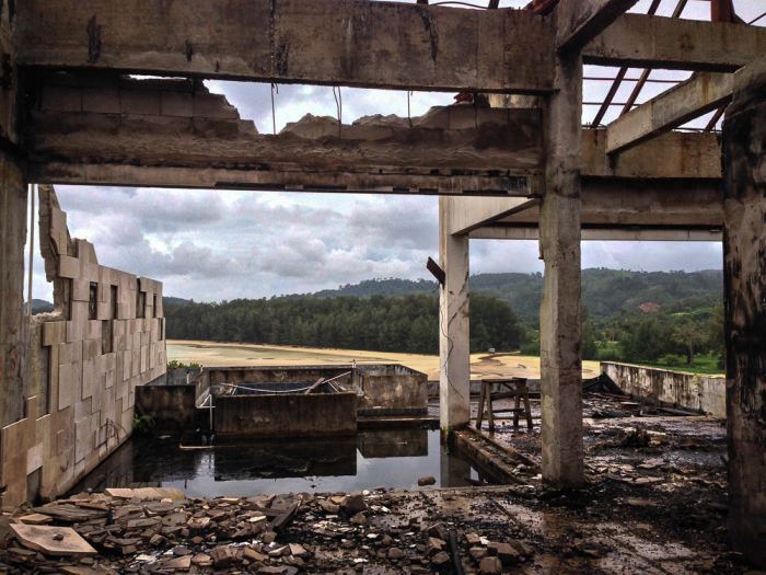 Заброшенный шикарный отель на берегу острова Пхукет (30 фото)