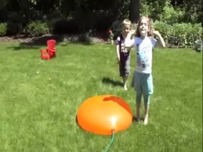 Дети пытаются лопнуть шар с водой (27.6 мб)