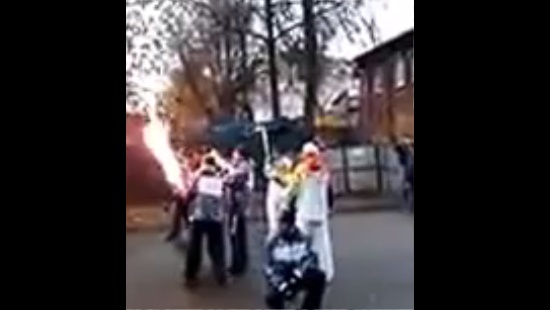 Олимпийский факел взорвался в руках у участников (видео + 2 фото)