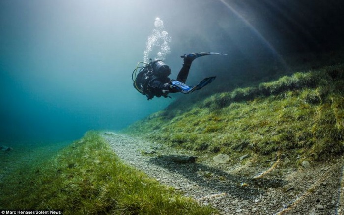 Зеленое озеро и удивительный подводный парк в Австрии (6 фото)