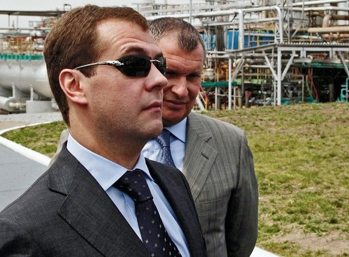 Медведев в новых очках (3 фото)