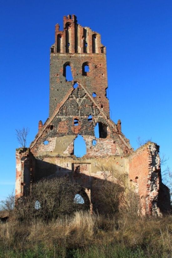 Танкисты уничтожили лютеранскую церковь XIV века во время учений (7 фото)