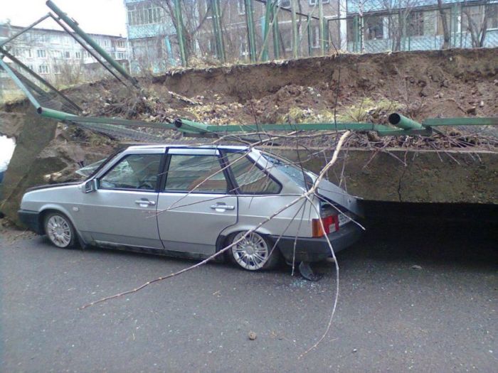 Стена детской площадки раздавила автомобили в Перми (8 фото)