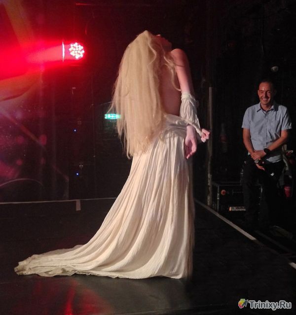 Леди Гага снова выступила обнаженной (14 фото)