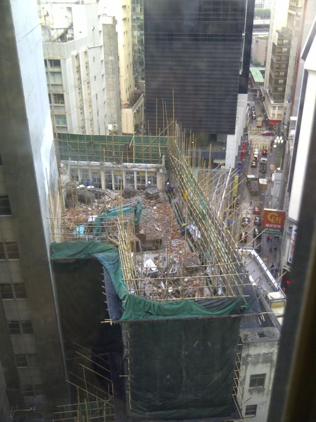 Демонтаж здания на оживленной улице в Гонконге (14 фото)