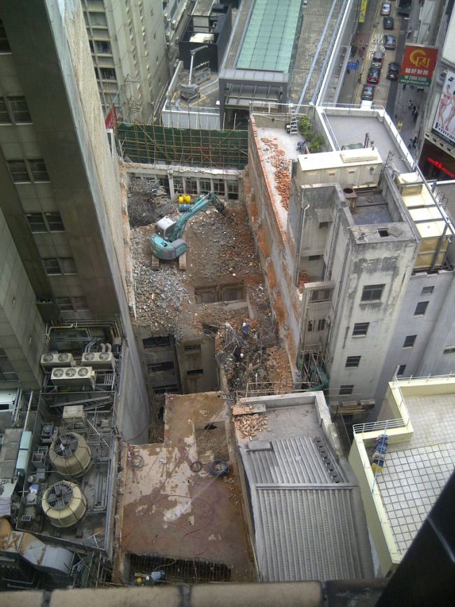 Демонтаж здания на оживленной улице в Гонконге (14 фото)