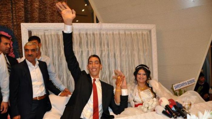 Свадьба самого высокого человека в мире по имени Султан Косен (15 фото)