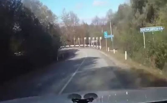 Неожиданный поворот перед мостом через реку